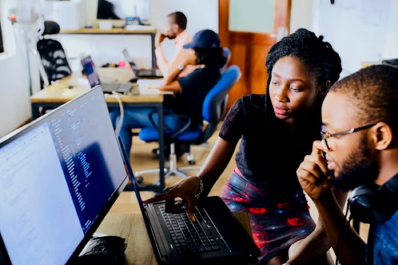 Personas utilizando el campus virtual